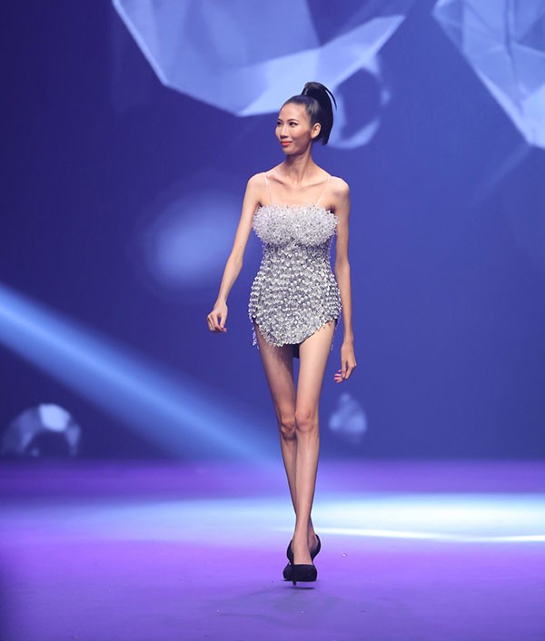 Trong đêm chung kết Vietnam's Next Top Model mùa All Stars cái tên Cao Ngân lại trở thành tâm điểm chú ý khi cô khoe ra thân hình gầy gò trơ xương tới phát sợ. Ảnh: Ngoisao.net